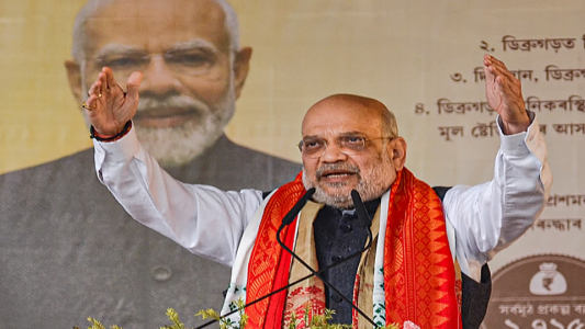 अमित शाह असम में ₹1715 करोड़ की विकास परियोजनाओं का उद्घाटन करते हुए