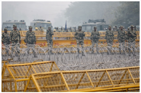गणतंत्र दिवस 2026 से पहले दिल्ली सीमा पर तैनात अर्धसैनिक बल और सुरक्षा घेरा