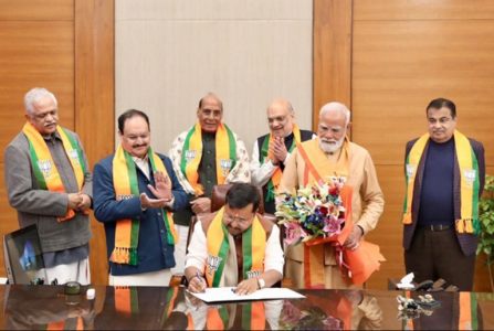 भाजपा मुख्यालय में पदभार ग्रहण करते नूतन अध्यक्ष नितिन नबीन और वरिष्ठ नेता