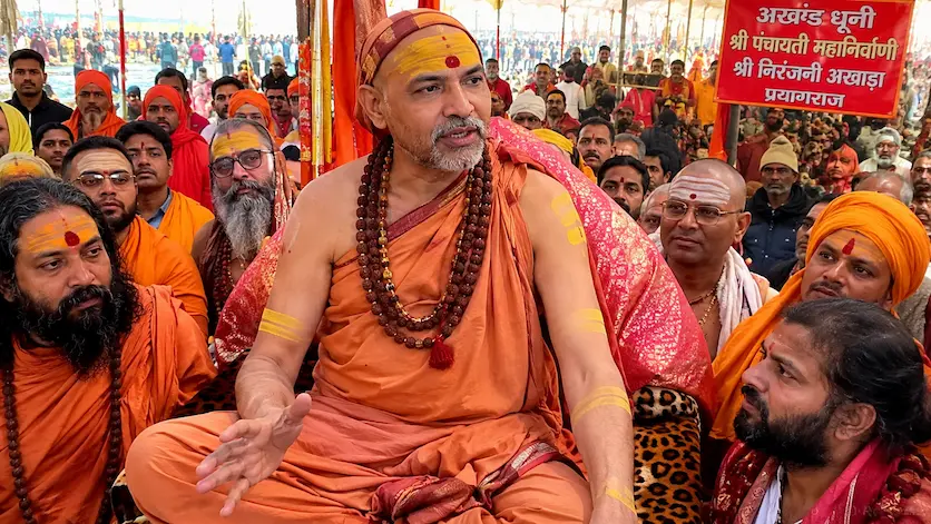 प्रयागराज माघ मेले में अपने अनुयायियों और संतों के बीच भगवा वस्त्र और रुद्राक्ष की माला पहने बैठे स्वामी अविमुक्तेश्वरानंद सरस्वती।