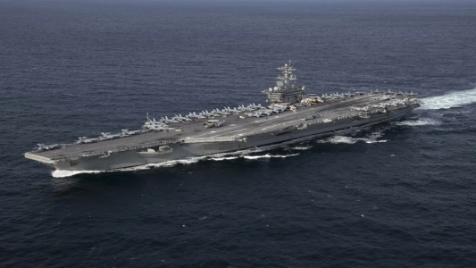 अरब सागर की ओर बढ़ता हुआ अमेरिकी विमानवाहक युद्धपोत 'USS अब्राहम लिंकन'।