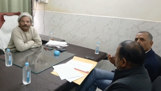 कानपुर रजिस्ट्री कार्यालय में जांच करते आयकर अधिकारी