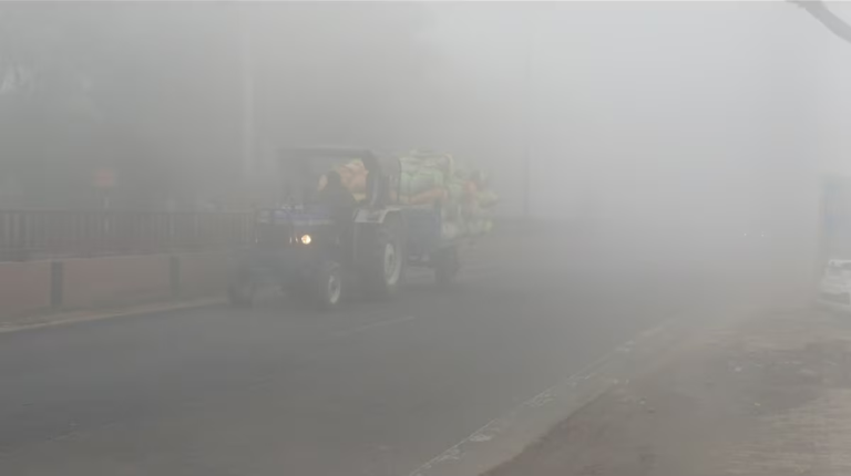 कोहरे की चादर में लिपटा कानपुर शहर और हाईवे का दृश्य।