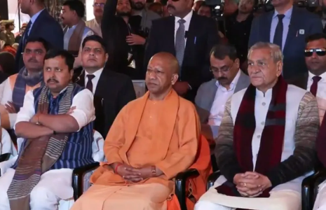 मथुरा में भाजपा कार्यकर्ताओं के साथ 'मन की बात' सुनते मुख्यमंत्री और राष्ट्रीय अध्यक्ष।
