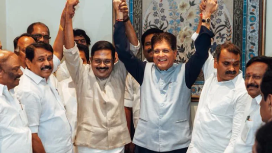 तमिलनाडु 2026 के लिए गठबंधन की घोषणा करते एएमएमके प्रमुख टीटीवी दिनाकरण और भाजपा नेता