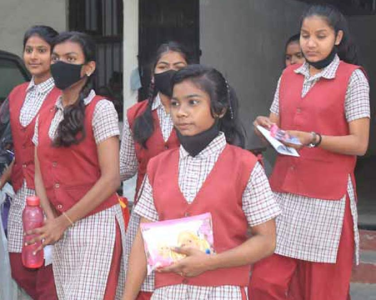 कन्या सुमंगला योजना के तहत लाभान्वित स्कूल जाती बेटियां।