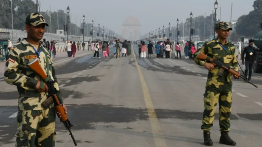 कर्तव्य पथ पर सुरक्षा ड्रिल करते दिल्ली पुलिस और कमांडो