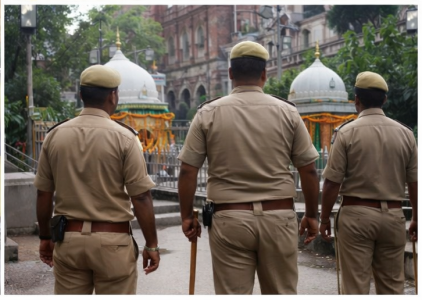 किंग जॉर्ज मेडिकल यूनिवर्सिटी (KGMU) के भीतर स्थित मजारों का दृश्य और पुलिस सुरक्षा