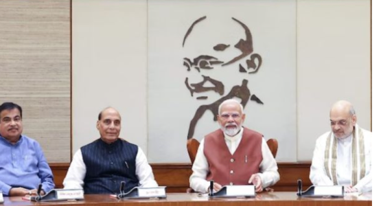 प्रधानमंत्री नरेंद्र मोदी की अध्यक्षता में कैबिनेट बैठक का दृश्य, अटल पेंशन योजना और MSME पर बड़े निर्णय।
