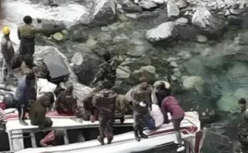 डोडा के खन्नी टॉप में सेना के दुर्घटनाग्रस्त वाहन के पास बचाव अभियान चलाती रेस्क्यू टीमें