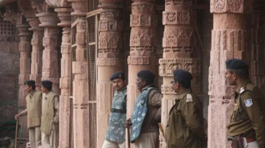 धार भोजशाला परिसर का बाहरी दृश्य और सुरक्षा के लिए तैनात पुलिस बल - सुप्रीम कोर्ट फैसला 2026।