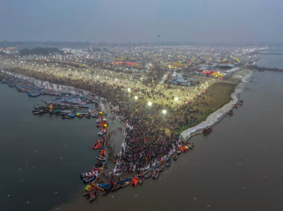 प्रयागराज माघ मेला 2026 में संतों की भीड़ और प्रशासनिक सुरक्षा।