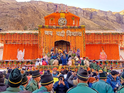 बद्रीनाथ धाम में दर्शन के लिए उमड़ी श्रद्धालुओं की भारी भीड़।