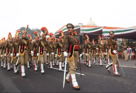 यूपी दिवस परेड में 'नारी शक्ति' थीम का प्रदर्शन करती महिला पुलिस कर्मी