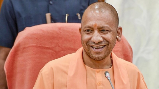 मुख्यमंत्री योगी आदित्यनाथ यूपी स्थापना दिवस 2026 की तैयारियों की समीक्षा करते हुए।