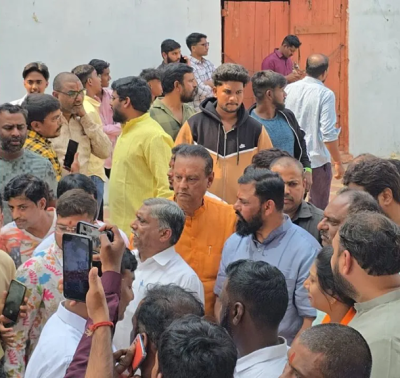 हैदराबाद के मंदिर में तोड़फोड़ के बाद प्रदर्शन करता हिंदू समाज