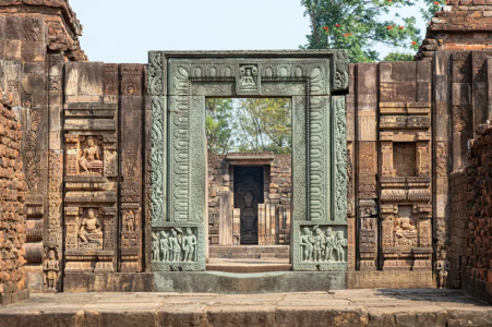 ओडिशा के रत्नागिरि बौद्ध विहार का प्रसिद्ध कलात्मक द्वार।