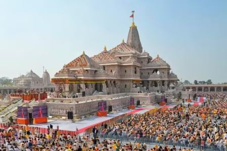 भव्य रूप से सजा हुआ अयोध्या का राम जन्मभूमि पथ और पर्यटकों की भीड़।