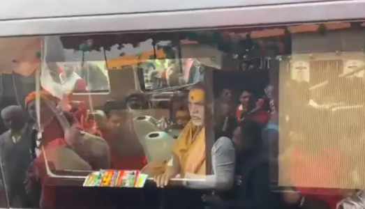 प्रयागराज माघ मेले से काशी रवाना होते स्वामी अविमुक्तेश्वरानंद