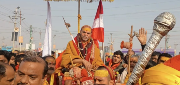 प्रयागराज माघ मेला 2026 में रथ पर बैठकर विरोध प्रदर्शन करते स्वामी अविमुक्तेश्वरानंद