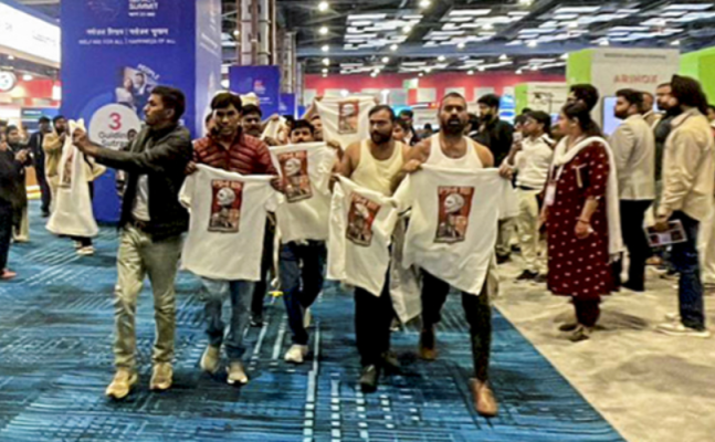 तेजस्वी सूर्या और भाजपा कार्यकर्ताओं का कांग्रेस के खिलाफ 'हल्ला बोल' मार्च।