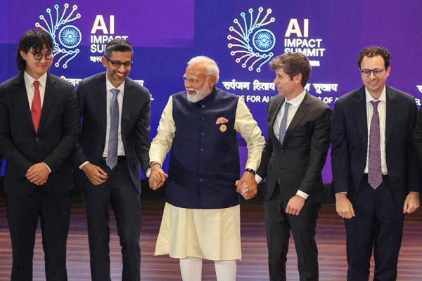 India AI Impact Summit 2026 में पीएम मोदी के साथ सैम ऑल्टमैन और डारियो अमोदेई की ग्रुप फोटो