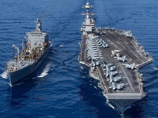 अमेरिकी विमानवाहक पोत USS Gerald R. Ford समुद्र में तैनात।