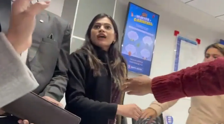 वायरल वीडियो में 'मैं ठाकुर हूं' कहती महिला बैंक कर्मचारी आस्था सिंह।
