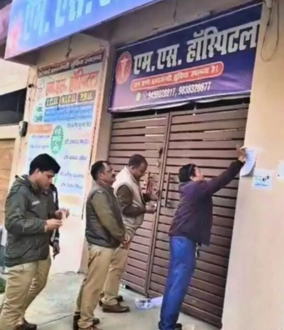 कानपुर स्वास्थ्य विभाग की टीम द्वारा अवैध अस्पतालों पर छापेमारी करते हुए।