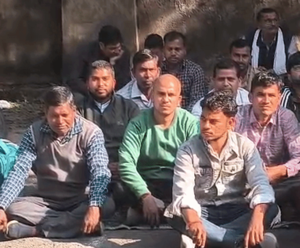 कानपुर के विकास नगर परिवहन कार्यालय में प्रदर्शन करते बेरोजगार बस कर्मचारी