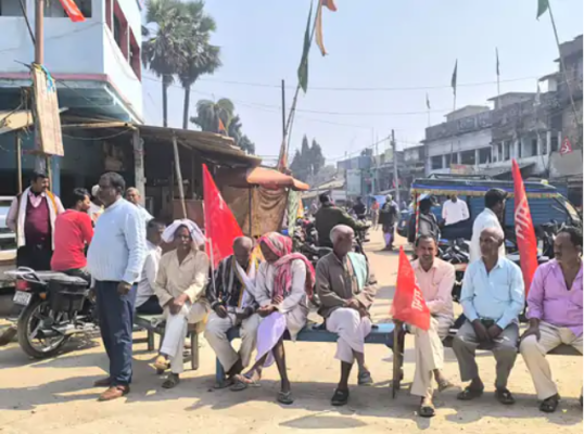 भारत बंद 2026 के दौरान सड़क पर प्रदर्शन करते किसान और यूनियन सदस्य