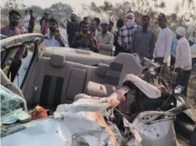 धमतरी खपरी बायपास पर क्षतिग्रस्त कार और ट्रक की टक्कर।