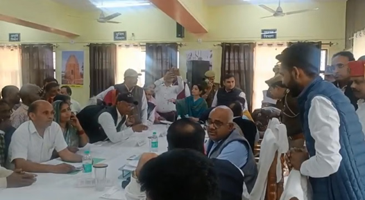 कानपुर जिलाधिकारी जितेंद्र प्रताप सिंह नरवल तहसील में जनसुनवाई करते हुए