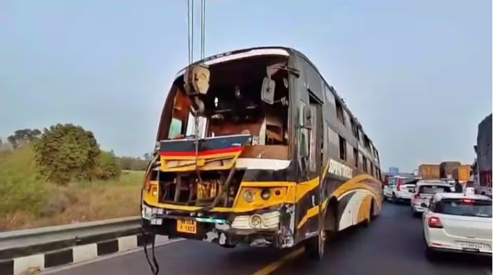 पूर्वांचल एक्सप्रेस-वे पर पलटी हुई डबल डेकर बस का दृश्य।