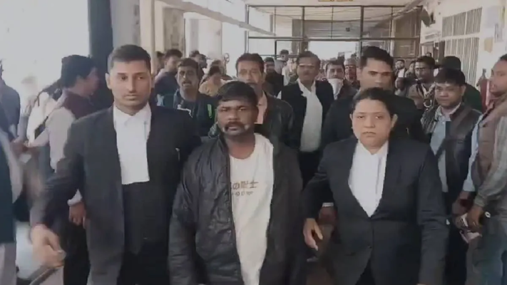 कानपुर कोर्ट में सरेंडर करने पहुंचा कथित ड्राइवर मोहन।