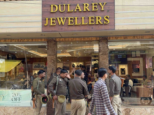 कानपुर लालबंगला दुलारे ज्वैलर्स के बाहर तैनात पुलिस बल