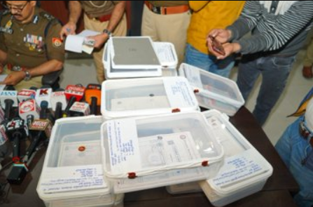 कानपुर पुलिस द्वारा बरामद फर्जी डिग्रियों और मार्कशीट का जखीरा।