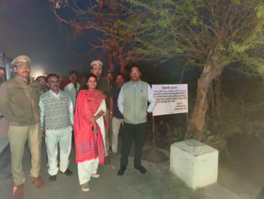 घाटमपुर एसडीएम और तहसीलदार द्वारा सरकारी जमीन पर चेतावनी बोर्ड लगाते हुए