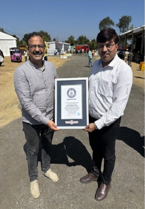 IIT Kanpur officials receiving Guinness World Record certificate for E-cycle delivery.