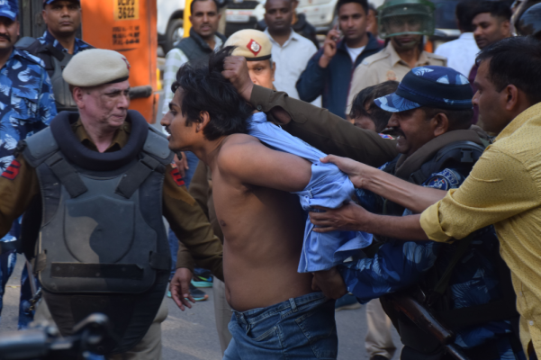 जेएनयू छात्रों और दिल्ली पुलिस के बीच बैरिकेडिंग पर झड़प का दृश्य।