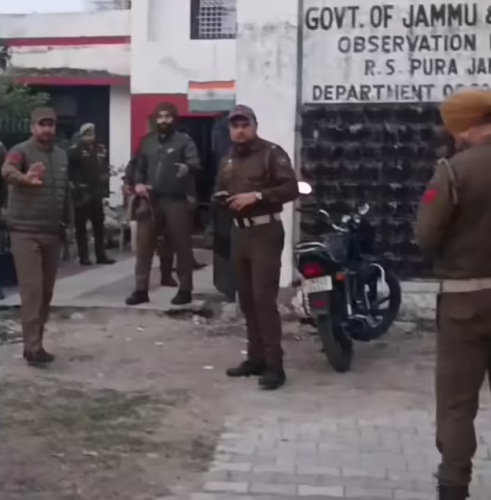 जम्मू आरएस पुरा बाल सुधार गृह के बाहर तैनात पुलिस बल।