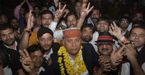 कानपुर बार एसोसिएशन चुनाव 2026 विजेता योगेंद्र अवस्थी लल्लन का जश्न।