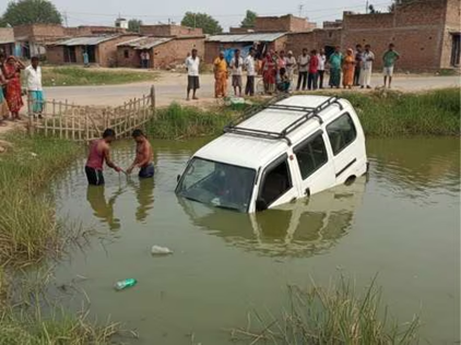कानपुर देहात के शिवली में तालाब में पलटी हुई मारुति वैन का दृश्य।