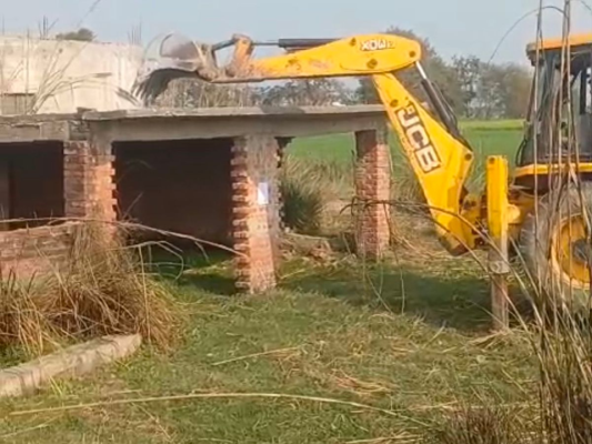 कानपुर देहात शिवली में तालाब पर अवैध निर्माण को गिराता बुलडोजर