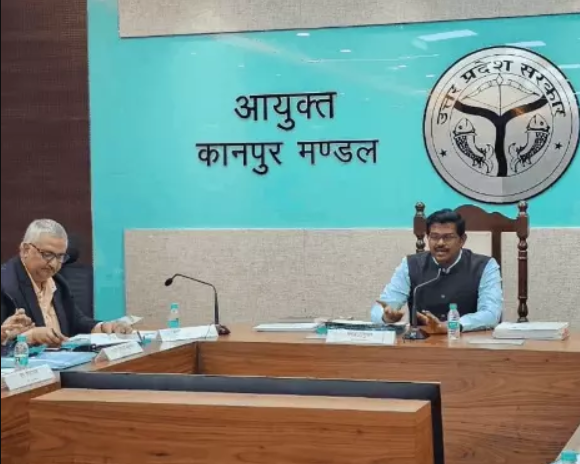 कानपुर मंडलायुक्त विजयेंद्र पांडियन प्रशासनिक बैठक लेते हुए।