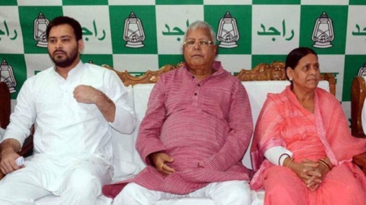 लालू प्रसाद यादव, राबड़ी देवी और तेजस्वी यादव की फोटो