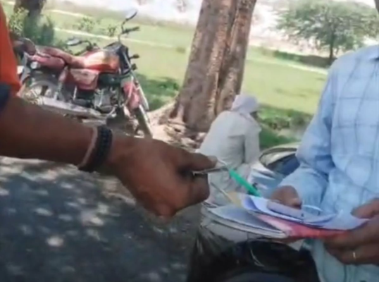 रिश्वत लेते कानपुर के लेखपाल मानिक लाल गुप्ता का वायरल वीडियो स्क्रीनशॉट