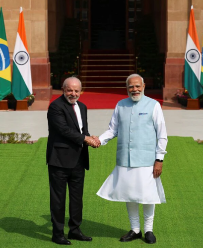 हैदराबाद हाउस में पीएम मोदी और राष्ट्रपति लुला के बीच हाथ मिलाते हुए फोटो।