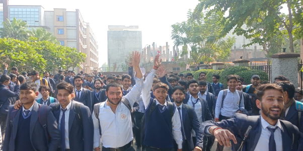 महाराणा प्रताप इंजीनियरिंग कॉलेज मंधना कानपुर में छात्रों का विरोध प्रदर्शन