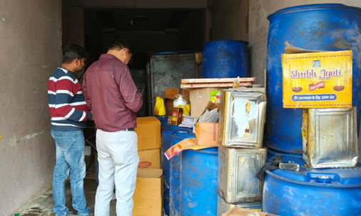कल्याणपुर में नकली घी बनाने की फैक्ट्री पर सहायक खाद्य आयुक्त संजय प्रताप सिंह की छापेमारी